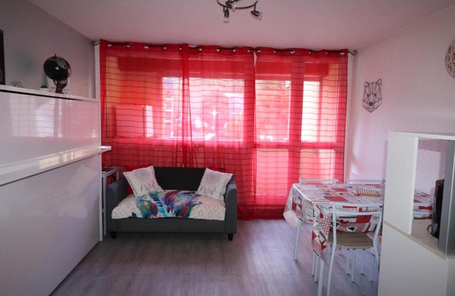 Studio St Lary village-vue montagne.