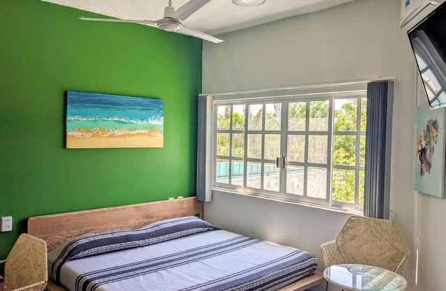 Studio -Trees at Mikasa- Near beach, Pool, Fast Wifi, AC & King bed