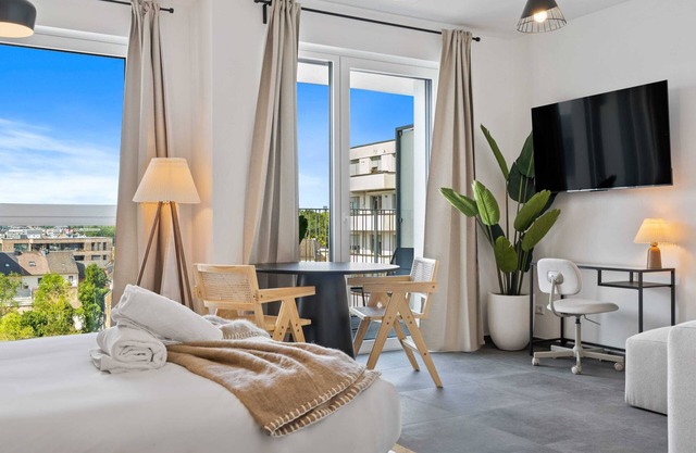 Studio w/ Balcony, Fast WiFi & Underground Parking