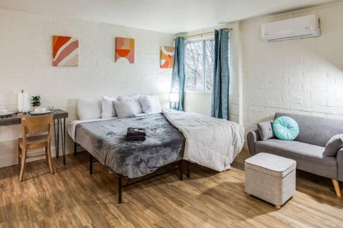Studio w/King bed Near Dwtd