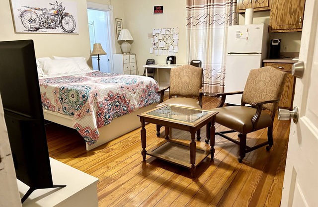 Studio w/kitchen, Private, Sanitized & Discounts Sleeps 2