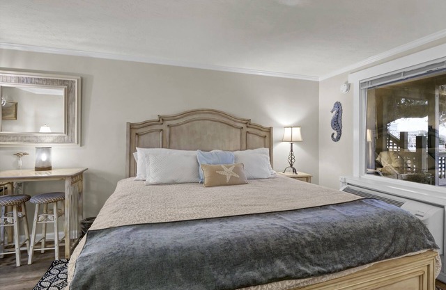 Pet Friendly Studio w/Marina Views & Pool! Walk to Waterfront Dining!