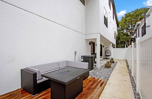 Studio w/Patio & Grill by Soho Bars/Restaurants