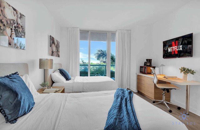 Studio with Amenities, gym and Bay View