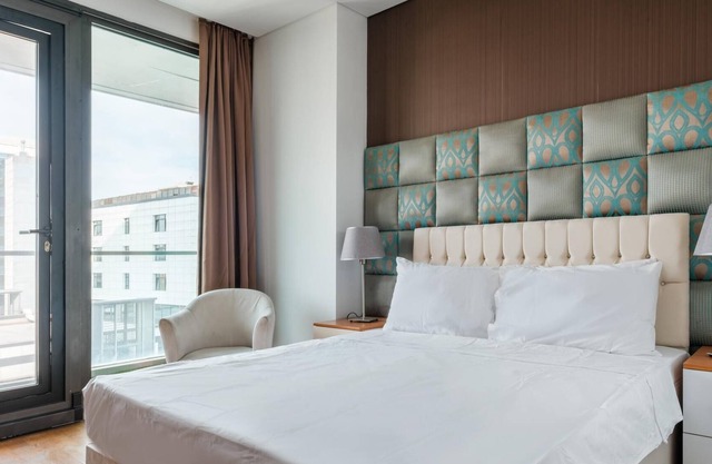Studio with City View Balcony 2 min to Metro