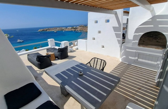 Studio with Clear Sea View, Shared Infinity pool, bar, gym, 4' from the beach