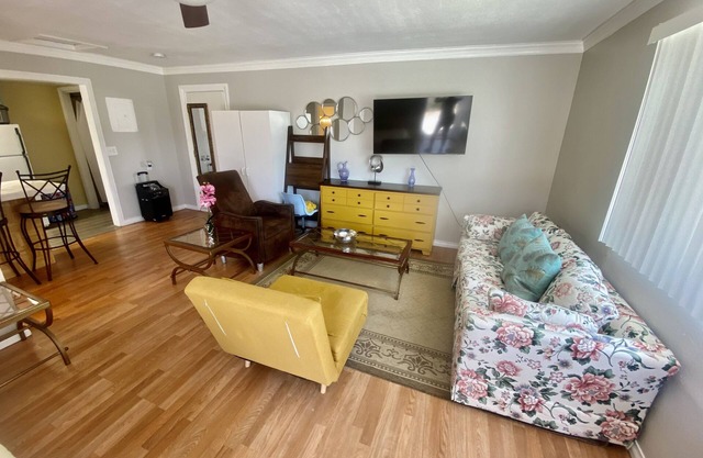 Studio with Full Kitchen Private Entrance