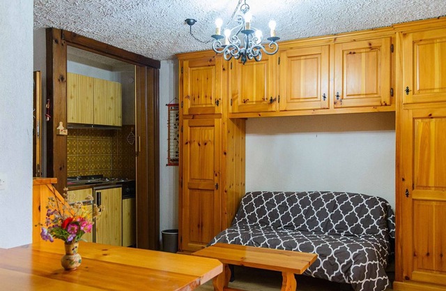 Studio with lift to the center