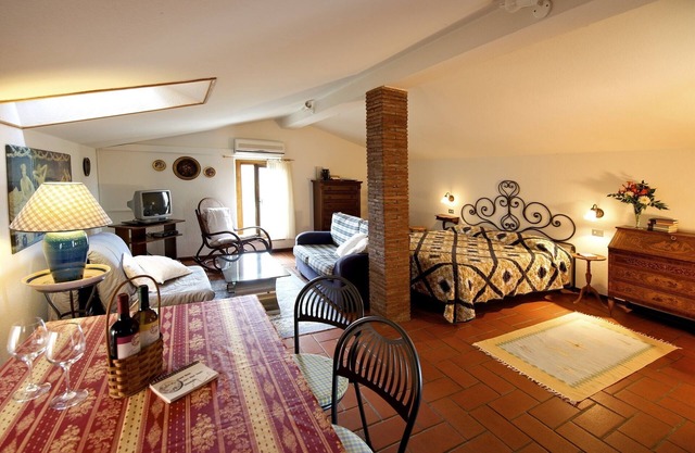 Studio mit privatem Balkon, herrlicher Aussicht, WLAN, Gemeinschaftspool, in der Nähe des Dorfes