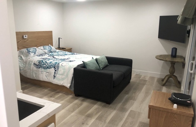 Studio with Private Entrance / Patio / Hot Tub