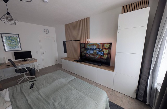 Studio mit Arbeitsplatz und Balkon in ruhiger stadtnaher Lage.