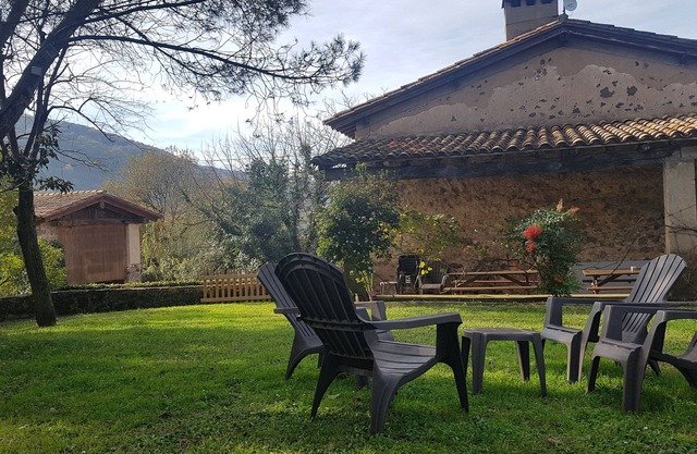 Study in a rural house within the natural park of the volcanoes. garden and pool
