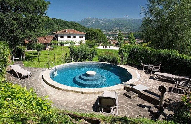 Alleinstehendes Ferienhaus mit privatem Pool, W-LAN, TV, Innenhof, Panoramablick, Parkplatz