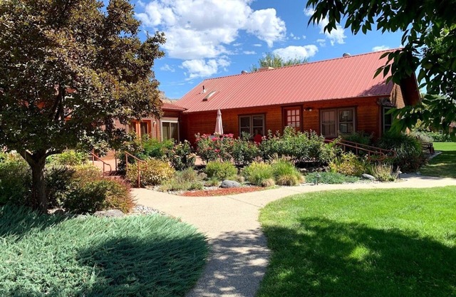 Entspannen Sie auf einer atemberaubenden 30 Hektar großen Riverfront Ranch mit direktem Zugang zum Riverbend Park.