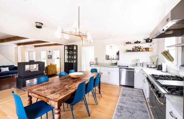 Stunning 1860 Farmhouse, Private Pond & Hot Tub!