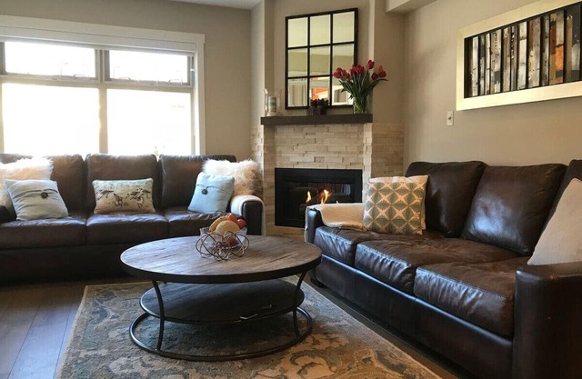 Stunning 1BR:Sleeps 2 Comfortably ,Balcony,Hot Tub,Pool+ BBQ,Walk to Everything!
