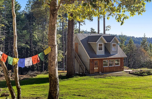 Stunning 1BR w/ ridgetop views, trails & game lounge on 10 acre property