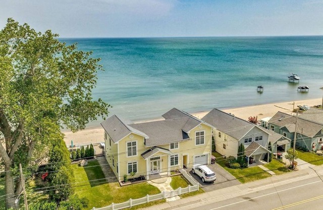 Atemberaubende 2445 Sq. Ft. 2-stöckiges Strandanwesen mit Privatstrand!