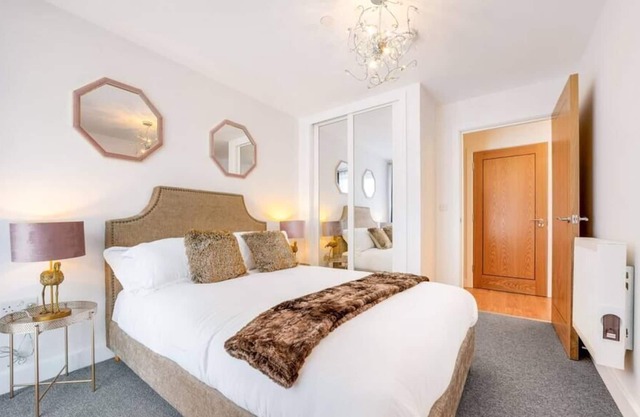 Stunning 2 Bed 1 Bath Flat in Central Redhill