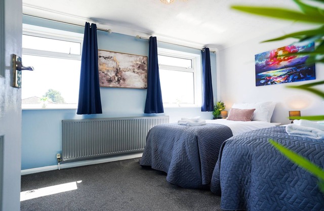 Ferienhaus-Klassisch-Gemeinsames Badezimmer-Blick auf den Hof