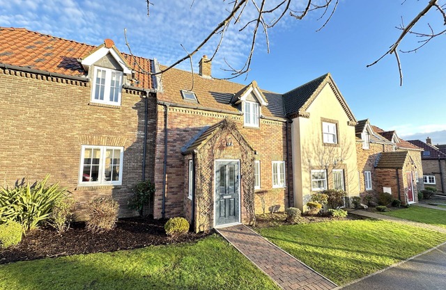 Stunning 2 bed coastal cottage - Pool and Beach Access Included.