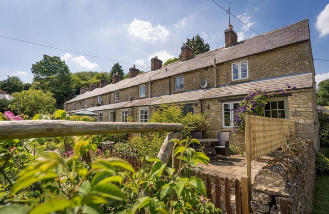 Chic Cotswolds getaway location with gardens