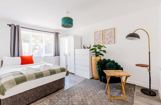 Stunning 2 Bedroom, 5 min walk to Hanger Lane Station