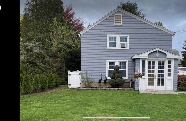 STUNNING 2 bedroom BEACH Carriage house 250 yards from the beach!!