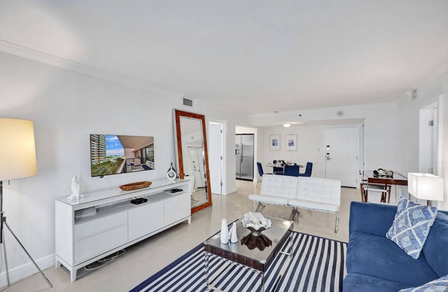 Stunning 2-Bedroom Condo with Beach Service 614