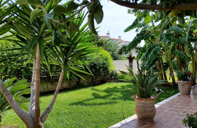 Atemberaubende 2-Zimmer-Gartenwohnung, privater Garten, Gemeinschaftspool, Strand 100m