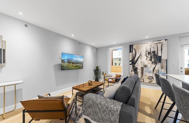 Stunning 2 beds, 2 baths, AAA location, rooftop