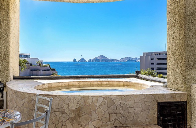 Stunning 2 BR with Ocean Views & Jacuzzi by the Beach