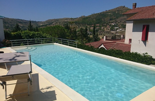 Atemberaubende 2-stöckige Villa mit Pool und Tennisplatz