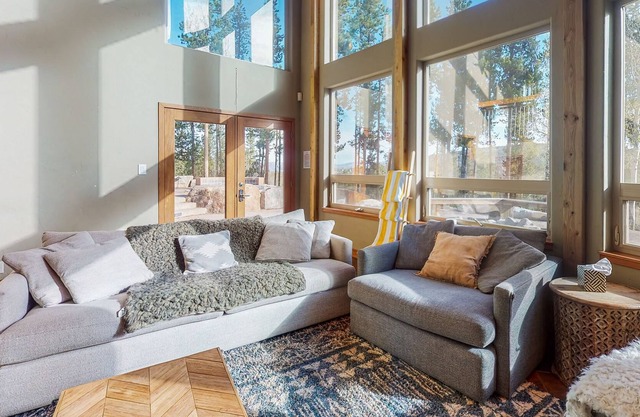 Stunning 2-level mountain chalet with hot tub, firepit & game room tables