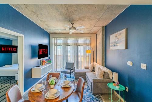 Stunning 2BD - Central DT- Gym, Pool, Parking Sleep8