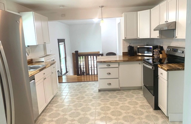 Stunning 2BR Apartment in the Heart of a Lively Art Scene