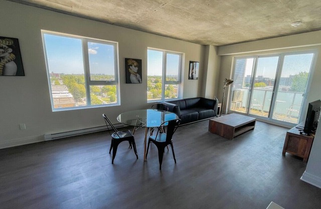 Stunning 2BR Apt with City Views, Near Place Vertu