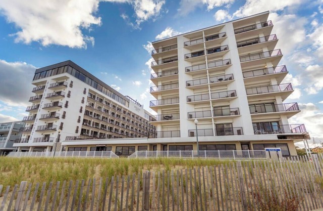 Stunning 2BR Condo with Lake/Ocean Views, Rooftop Pool & Parking