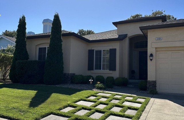 Stunning 3-bdrm + office Santa Rosa home with chef's kitchen and hot tub!