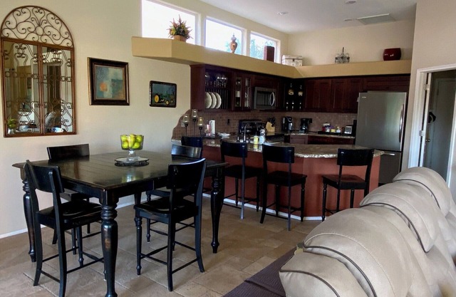 Stunning 3 bed/2.5 bath Overlooking Ocotillo Golf Course w/ Heated pool & Hottub