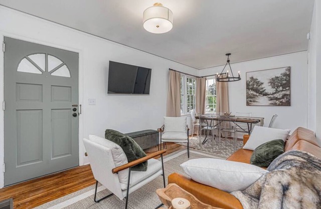 Stunning 3 bed 2 bath close to downtown!