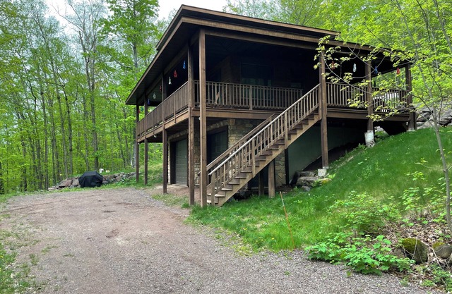 Stunning 3 bed/2bath Cottage with lake frontage. Winter ski in/out Whitecap Mtn