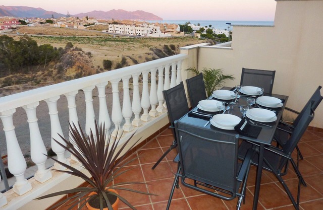 Beeindruckendes 3-Bett-Haus. MEERBLICK, NR STRAND, POOL, KLIMAANLAGE, FREE WiFi, NETFLIX ...