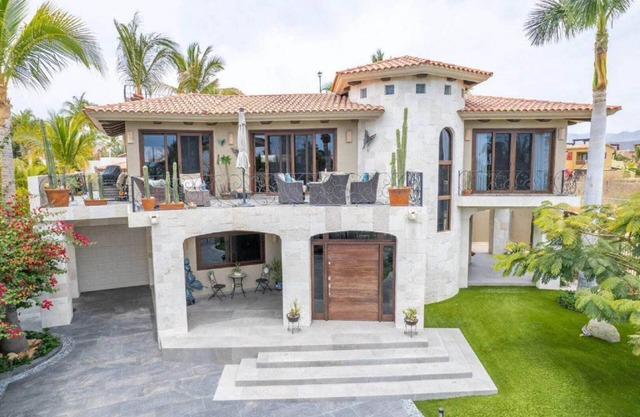 Stunning 3-Bedroom Villa in Exclusive La Jolla | Private Pool + Jacuzzi