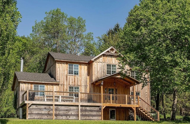 Stunning 3-bedroom farmhouse in lovely Margaretville close to skiing & hiking