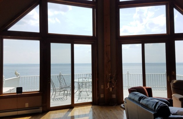 Stunning 3 bedroom 1.5 bath lakefront getaway on beautiful Oneida Lake