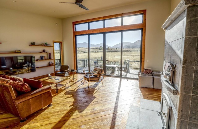 Stunning 3 bedroom House next to Chico Hot Springs