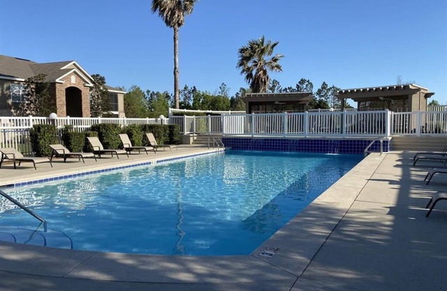 Snowbird Friendly - Beautiful Luxury - 3BR-2BA - Pool View, 7miles to the BEACH!
