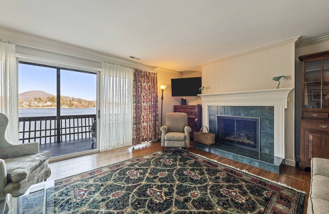 Stunning 3BR Retreat with Lake Views, Full Kitchen, Fireplace and Central A/C