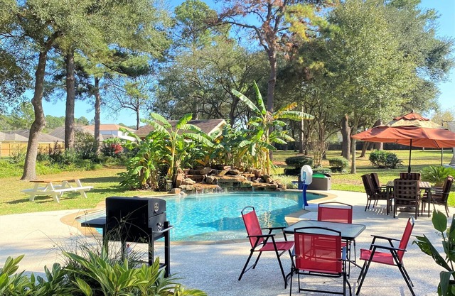 Stunning 4 Acre Retreat w/ Hot Tub, Sauna, Disc Golf and Pool